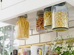 glass-jars-in-kitchen-decor